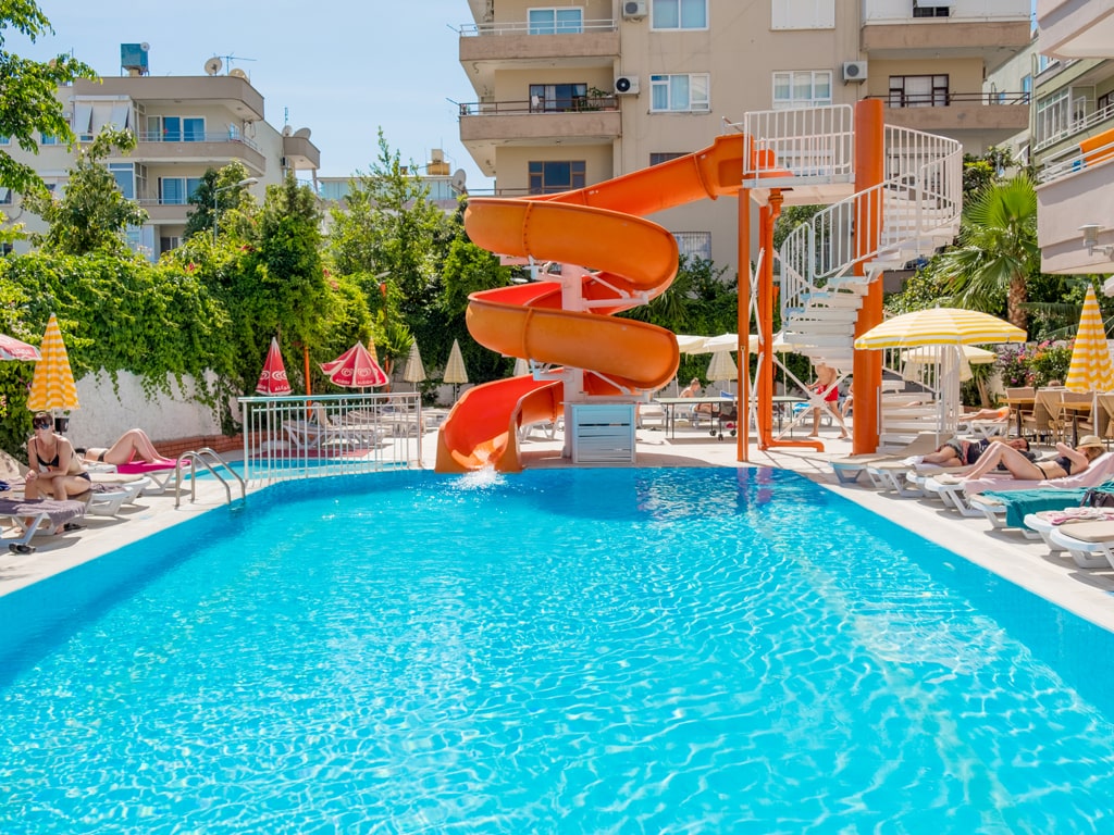 Poolen och vattenrutschbanan