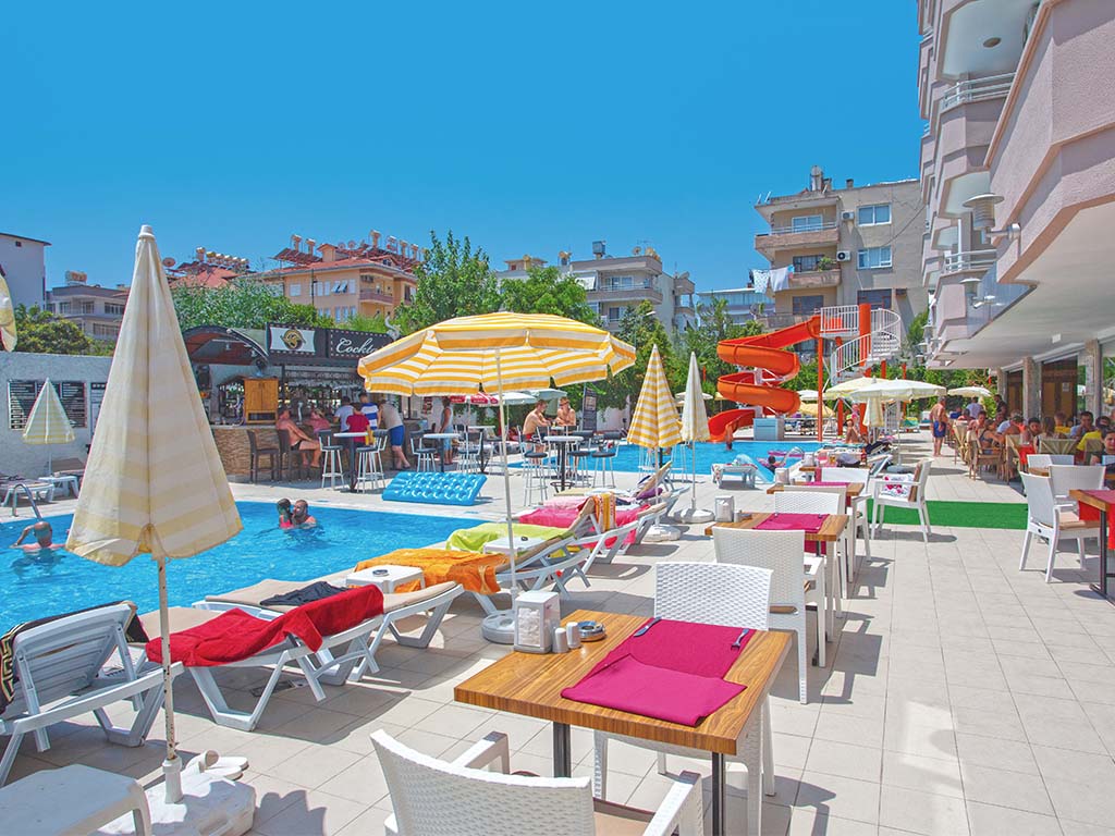 Poolområdet och uteservering