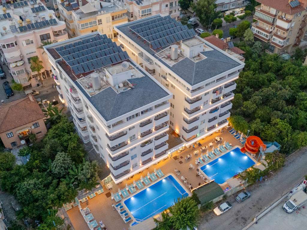 Poolområdet och hotellbyggnaden