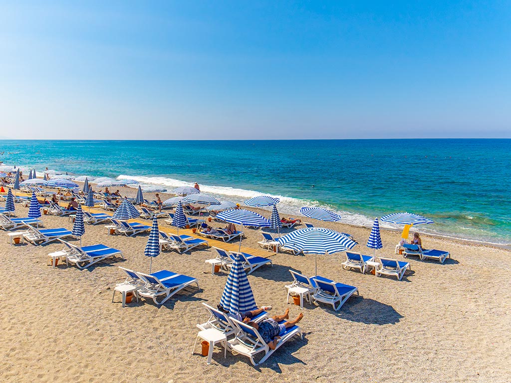 Stranden framför hotellet