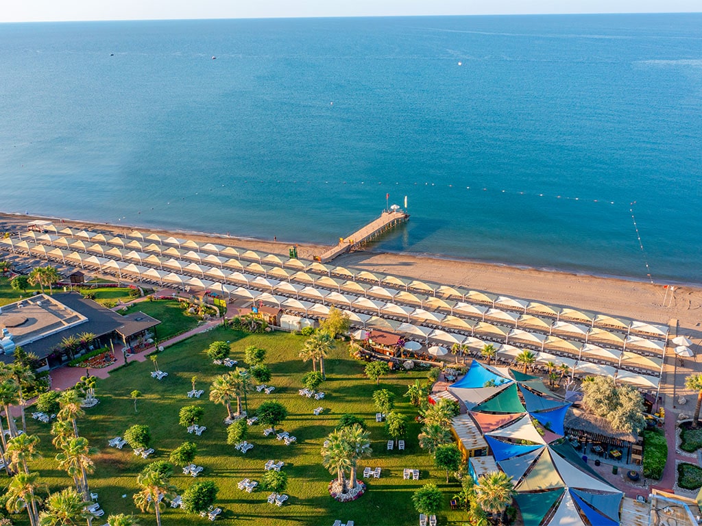 Stranden framför hotellet