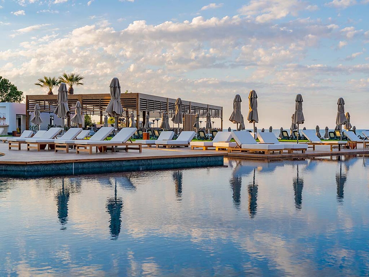 Huvudbyggnadens poolområde