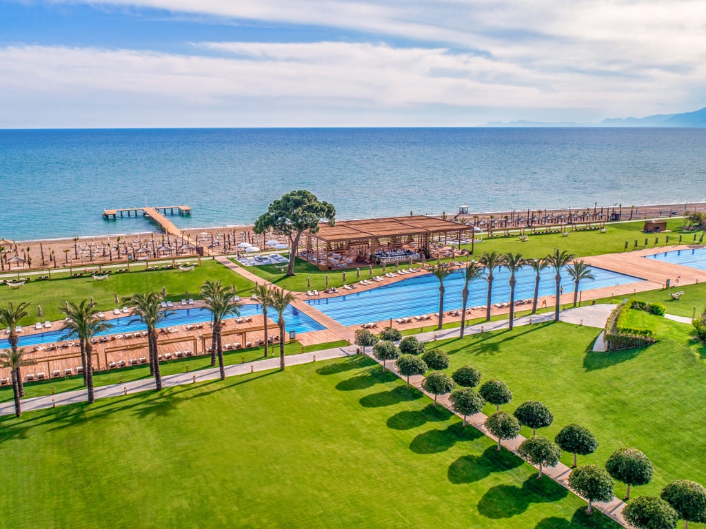 Poolområde och stranden