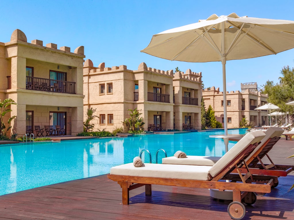 Poolområdet vid Legendary Suites