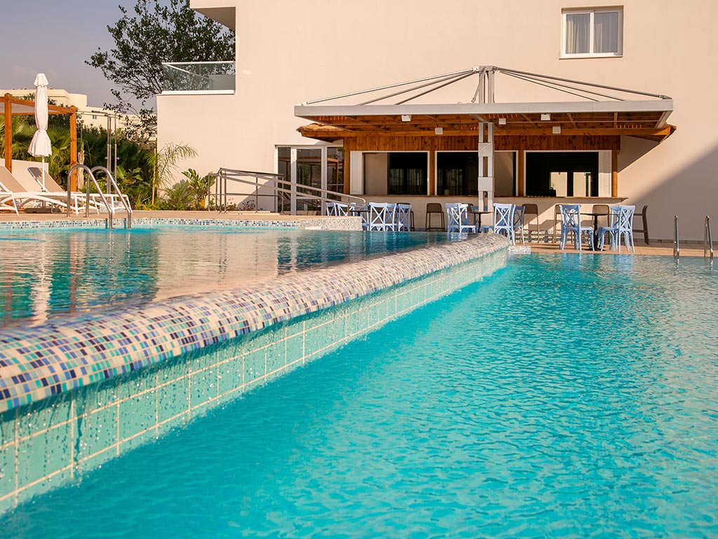 Relaxpoolen med poolbar