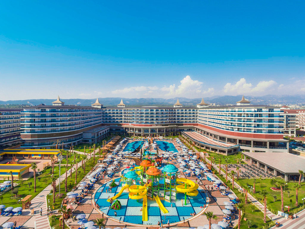 Poolområdet och hotellet