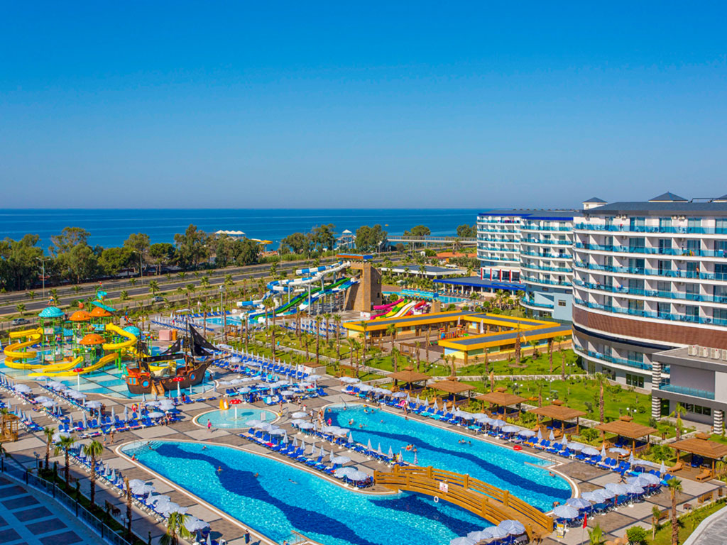 Poolområdet med vattenpark