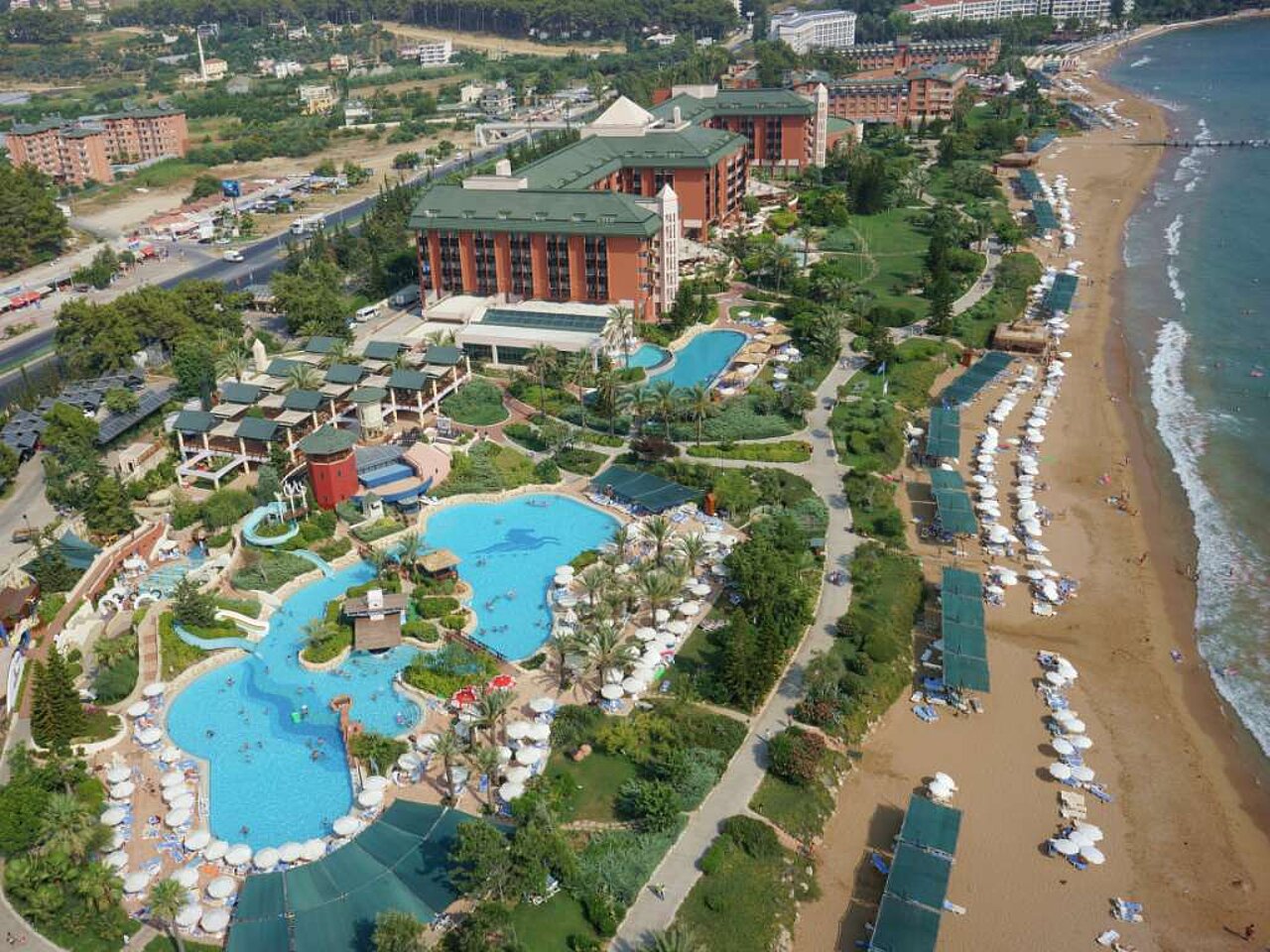 Utsikt över stranden och hotellet