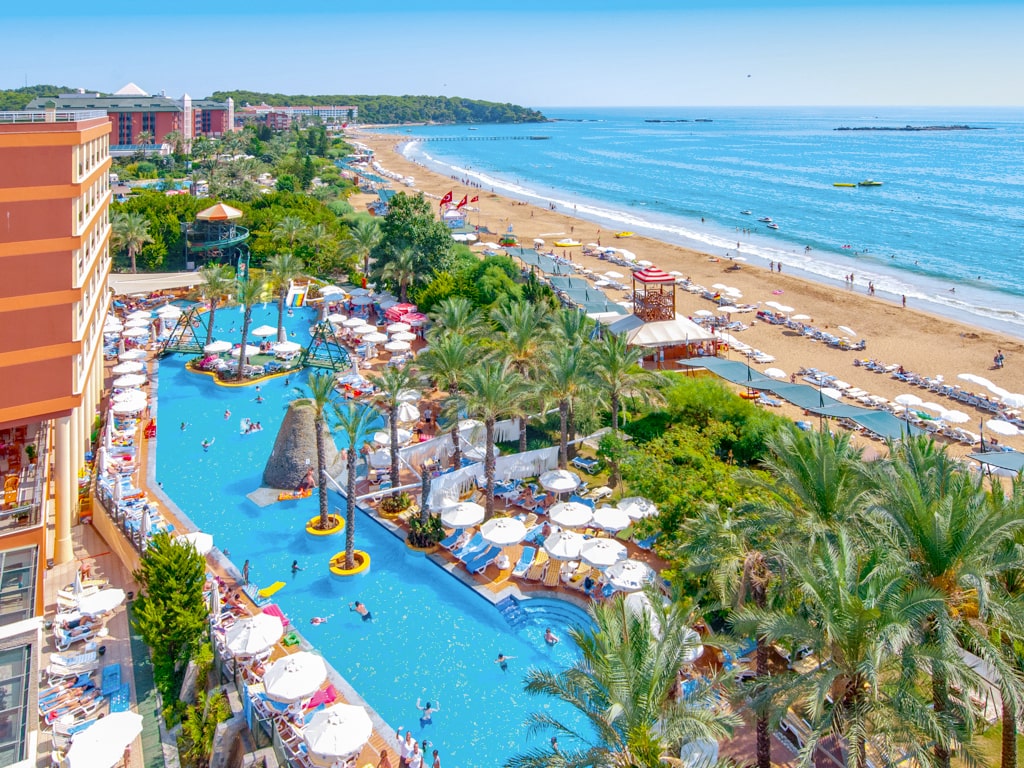 Aktivitetspoolen och stranden