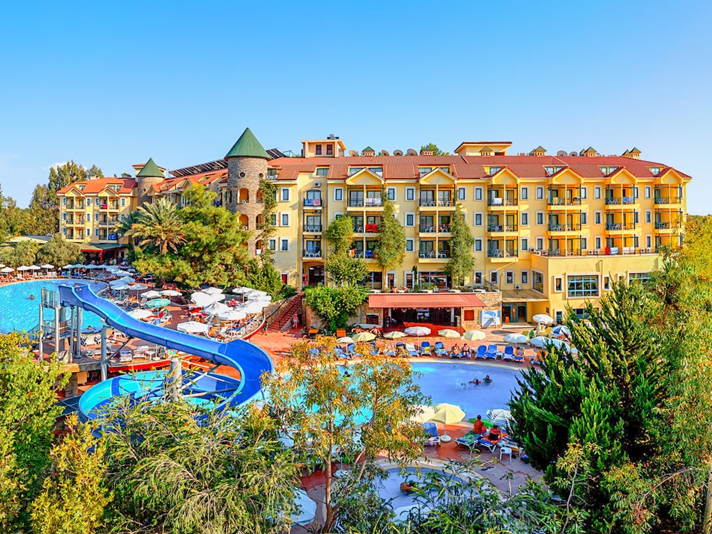 Poolområdet och hotellet