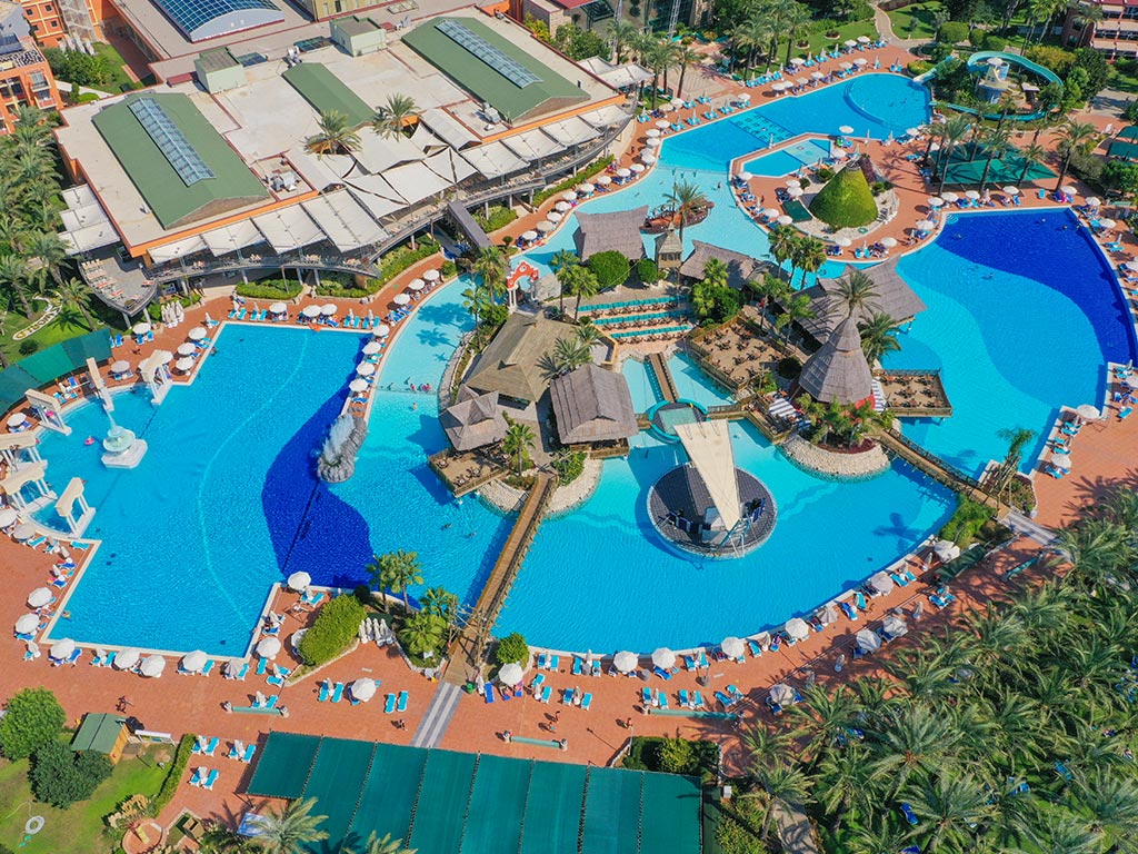 Hotellet, poolområdet och poolbaren