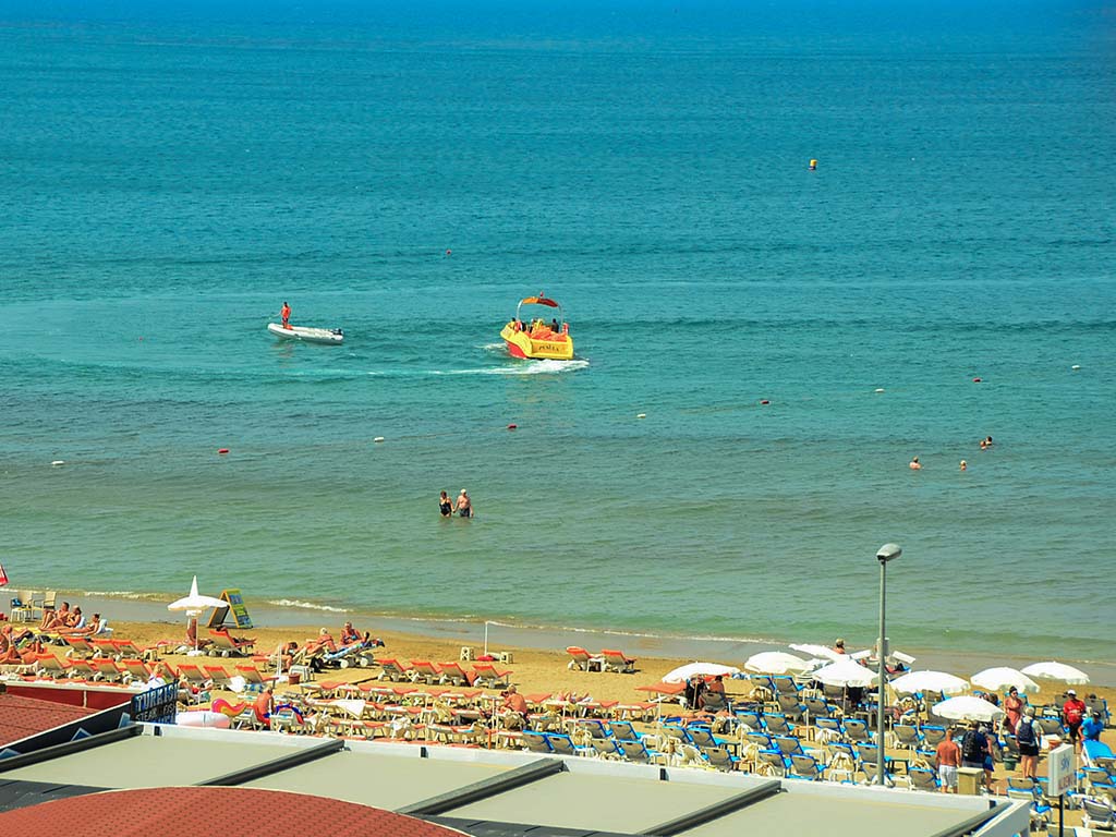 Stranden vid hotellet