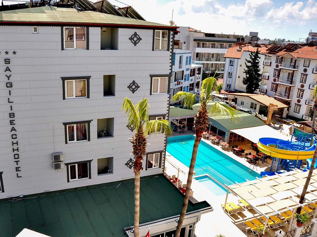 Hotellbyggnaden och poolområdet