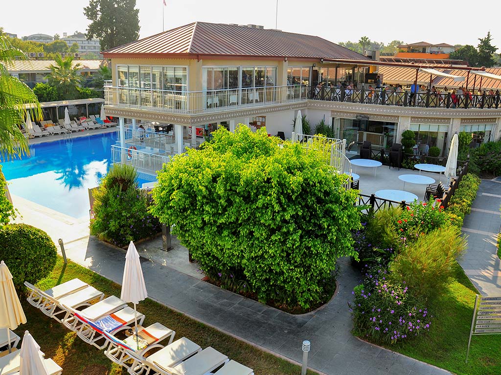 Poolområdet och buffétrestaurangen