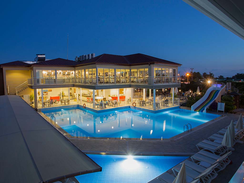 Poolområdet och buffétrestaurangen