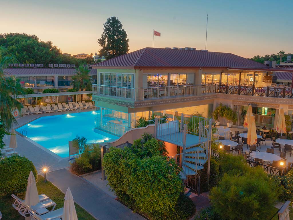 Poolområdet och buffétrestaurangen