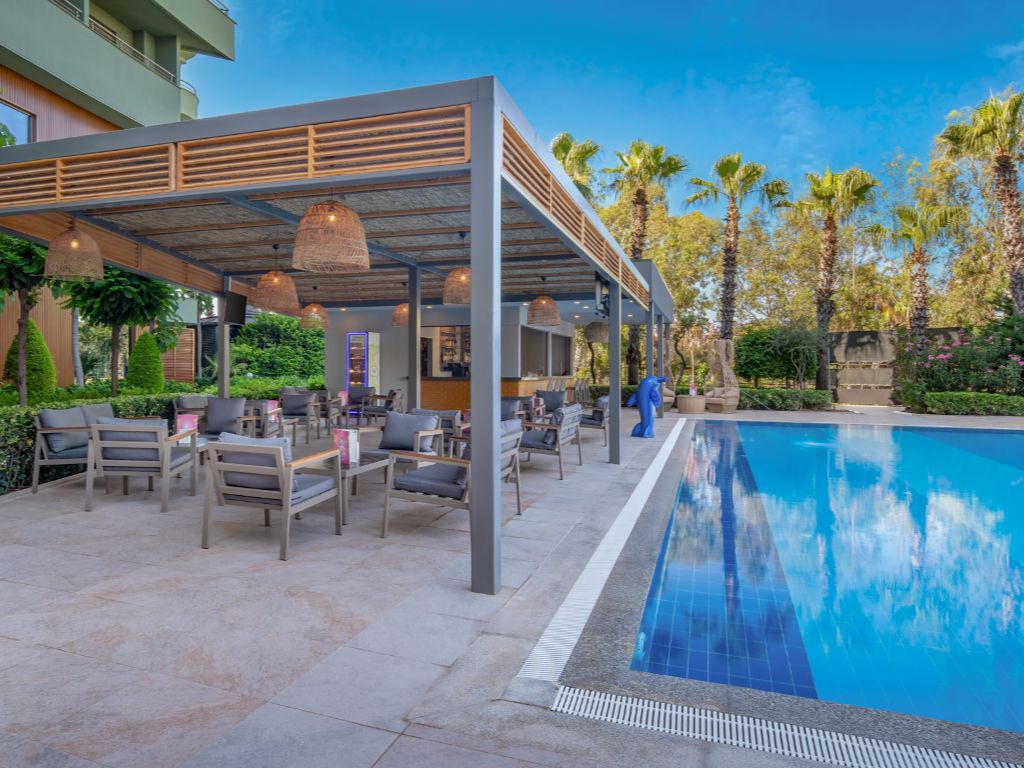 Relaxpool & bar